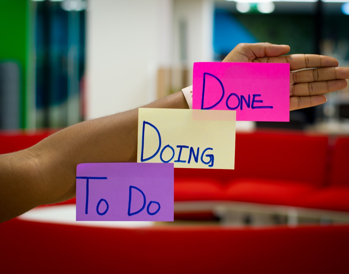 Quadro Kanban com post-its para organizar tickets e ordens de serviço